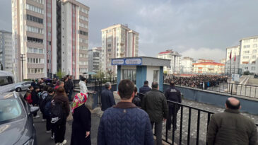 Saldırıdan kurtulan &ouml;ğrenciler yeniden okullara d&ouml;nd&uuml;