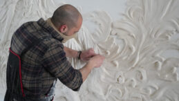 Sanat eserine d&ouml;n&uuml;şt&uuml;rd&uuml;ğ&uuml; duvarı g&ouml;ren 'yapay zeka' sanıyor