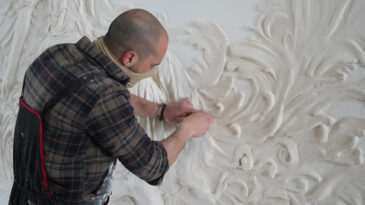 Sanat eserine d&ouml;n&uuml;şt&uuml;rd&uuml;ğ&uuml; duvarı g&ouml;ren 'yapay zeka' sanıyor