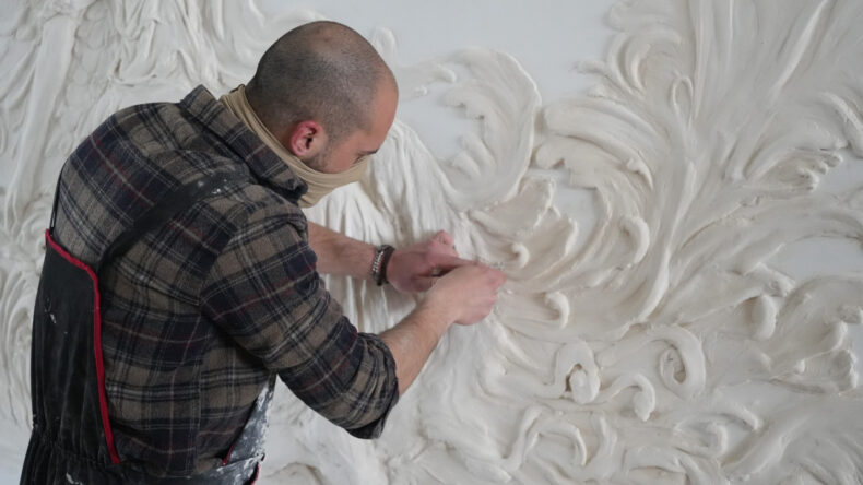 Sanat eserine d&ouml;n&uuml;şt&uuml;rd&uuml;ğ&uuml; duvarı g&ouml;ren 'yapay zeka' sanıyor