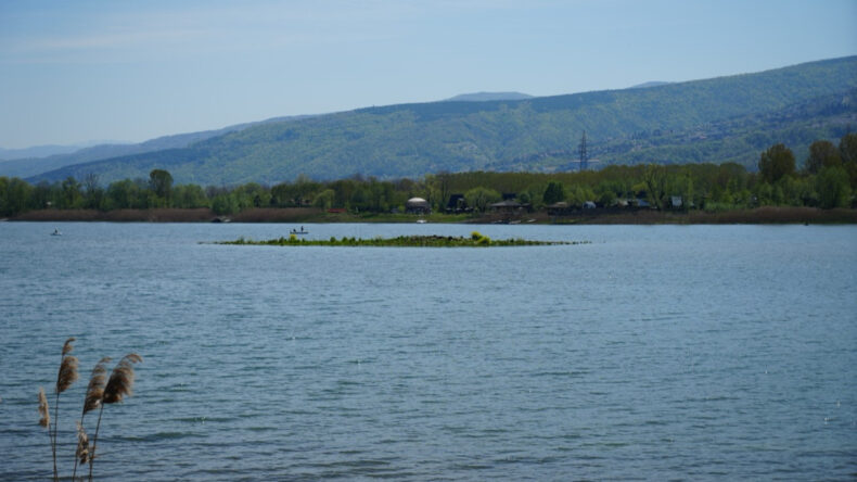 Sapanca G&ouml;l&uuml; &ccedil;ekildi: Gizemli ada yeniden ortaya &ccedil;ıktı