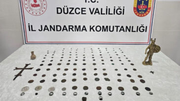 Satmak i&ccedil;in m&uuml;şteri ararken jandarmaya yakalandılar