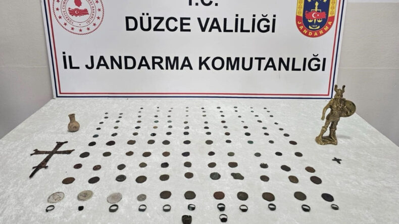 Satmak için müşteri ararken jandarmaya yakalandılar