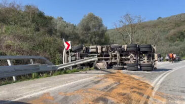 Savrulan ara&ccedil; yolu kapattı&hellip; 3 kişi yaralandı