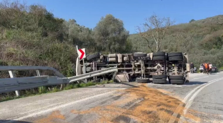 Savrulan ara&ccedil; yolu kapattı&hellip; 3 kişi yaralandı