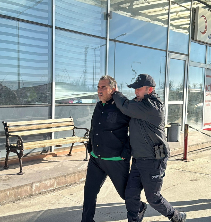 Eşme Belediye Başkanı Yılmaz Tozan adliyeye götürülürken.