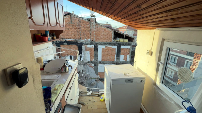 Yıkım sonrası zarar gören ev