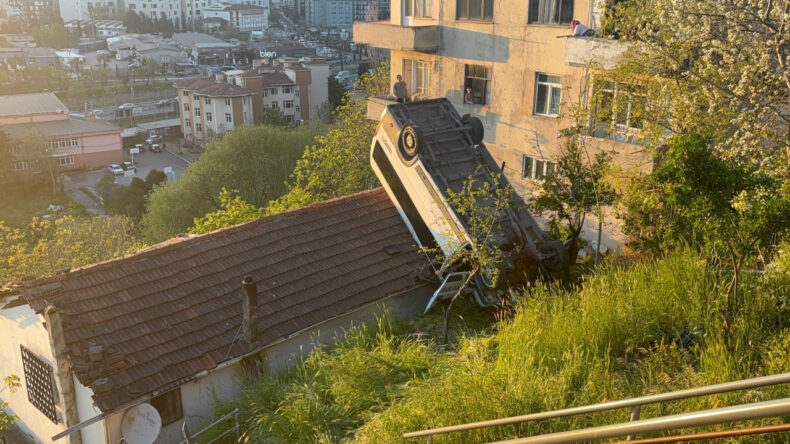 Servis aracı gecekondunun &ccedil;atısına u&ccedil;tu