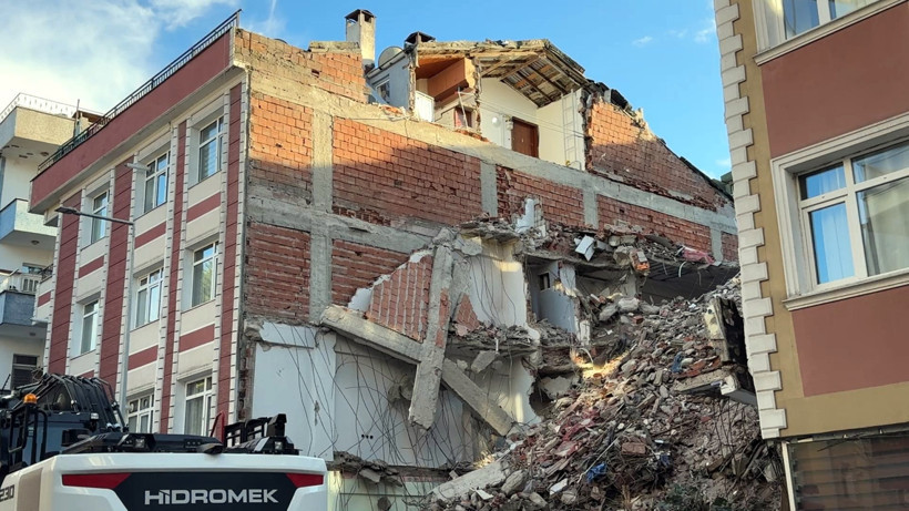 Yıkım sırasında hasar gören bina