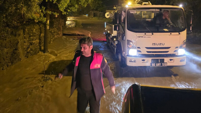 Şiddetli yağmur ulaşımı fel&ccedil; etti: Yollar sular altında kaldı