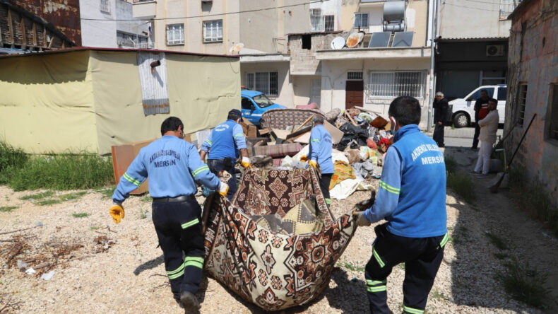 Şikayet Edilen Evden 1 Kamyon &Ccedil;&ouml;p &Ccedil;ıktı