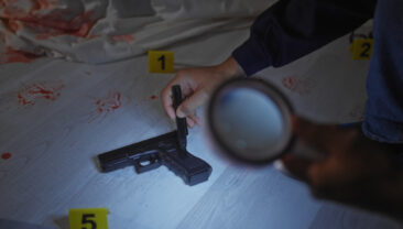 Silah sesleri duyuldu, evden iki ceset &ccedil;ıktı