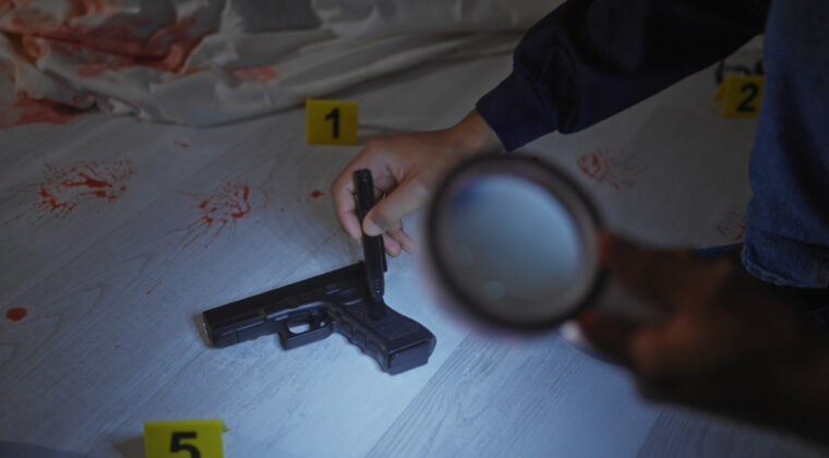 Silah sesleri duyuldu, evden iki ceset &ccedil;ıktı