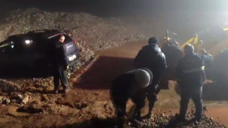 Şırnak'ta fırtına: Koyunlar can verdi, muhabir mahsur kaldı