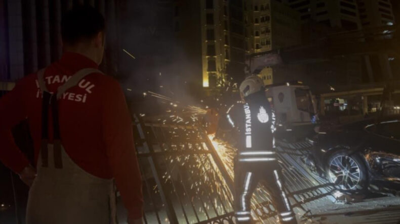 Şişli’de kontrolden çıkan lüks otomobil bariyerleri aşıp korkuluklara çıktı