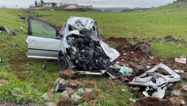 Siverek&rsquo;te tır ile hafif ticaret aracı &ccedil;arpıştı: 2 &ouml;l&uuml;, 1 yaralı