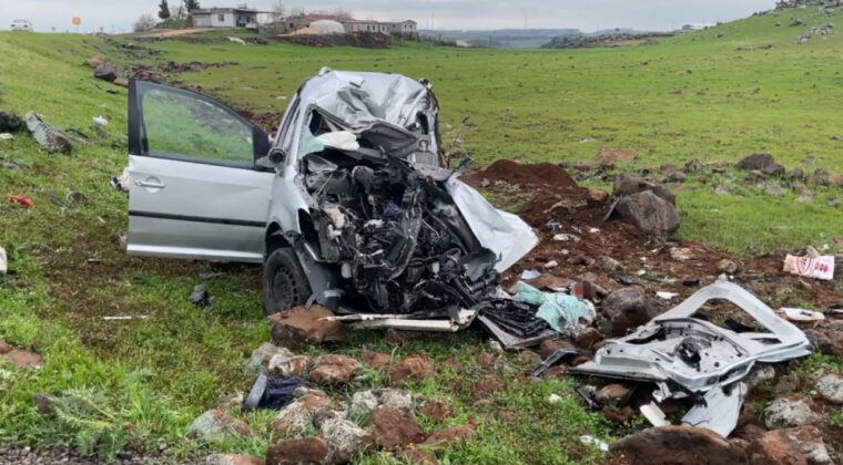 Siverek&rsquo;te tır ile hafif ticaret aracı &ccedil;arpıştı: 2 &ouml;l&uuml;, 1 yaralı