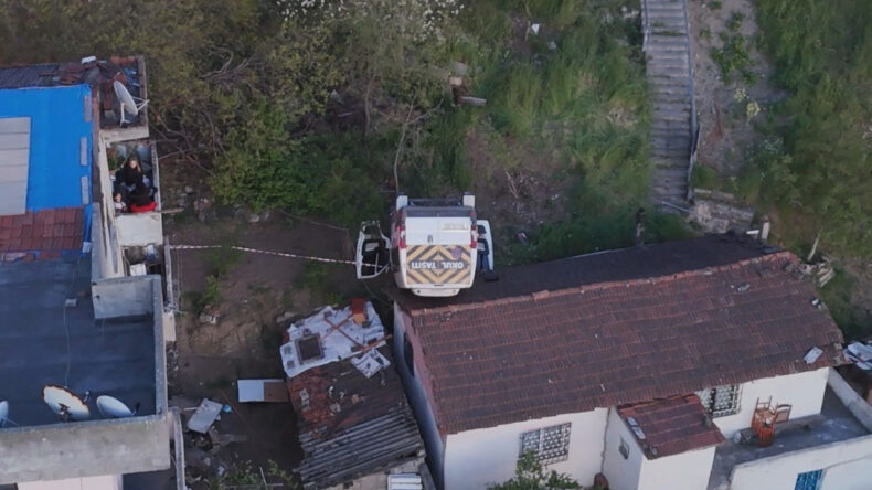 Takla atan okul servisi, evin &ccedil;atısına d&uuml;şt&uuml;