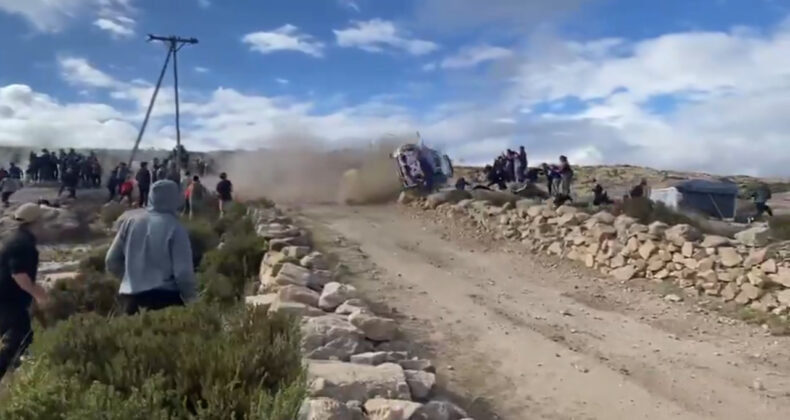 Takla atan ralli aracı seyircilerin arasına daldı: 1 &ouml;l&uuml;, 3 yaralı