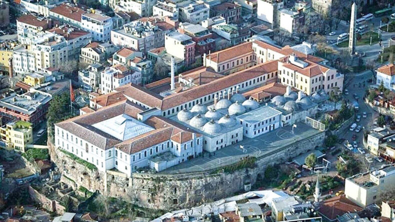 Tarihi okullara deprem bahanesi ile &ccedil;&ouml;kt&uuml;ler