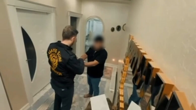 Tayini &ccedil;ıkmış memur yalanıyla vurgun yaptılar! 4 ilde sufl&ouml;r baskını