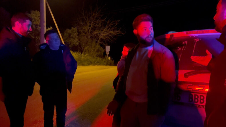 Teşkilatı sevmiyorum diyen s&uuml;r&uuml;c&uuml;ye polisten yanıt: &Ouml;l&uuml;yoruz sev