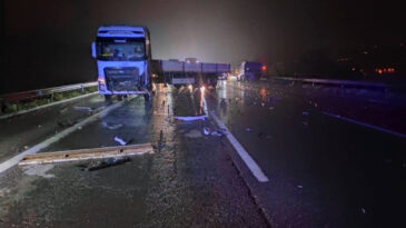 TIR ile kamyonet &ccedil;arpıştı: 1 &ouml;l&uuml;, 1 yaralı