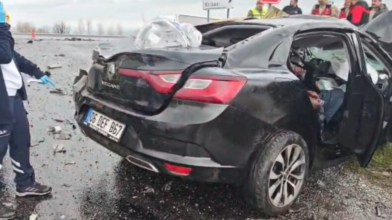 TIR ile otomobil &ccedil;arpıştı: 2 kişi hayatını kaybetti, 1 yaralı