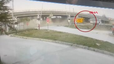 TIR, otomobile &ccedil;arptı: 1 &ouml;l&uuml;