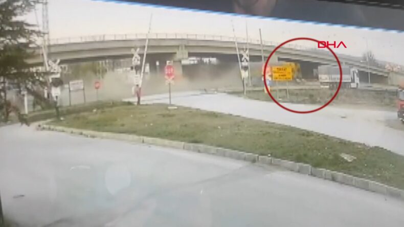 TIR, otomobile &ccedil;arptı: 1 &ouml;l&uuml;