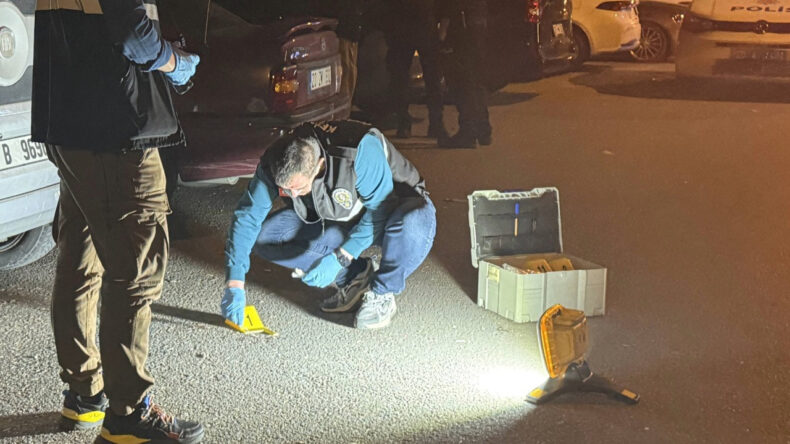 Trafikte &Ccedil;ıkan Kavgada 2 Kişi Bı&ccedil;akla Yaralandı