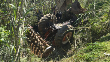 Trakt&ouml;r&uuml;n altında kalan emekli polis hayatını kaybetti