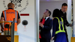 Trump, Macron ile alay etti: Eşi k&ouml;t&uuml; davranıyor