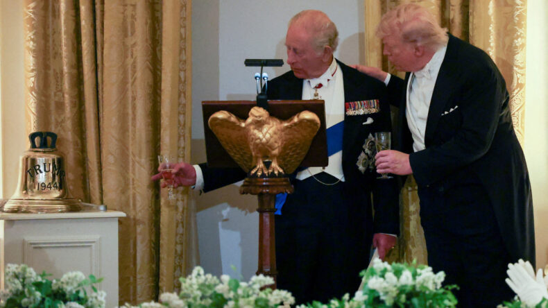 Trump'ın 'Almanca' şakasına Kral'dan &ccedil;arpıcı yanıt: Biz olmasaydık…