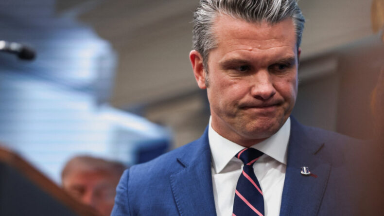 Trump'ın Bakanına 'Azil' Hamlesi: 'Savaş Su&ccedil;ları İşledi'