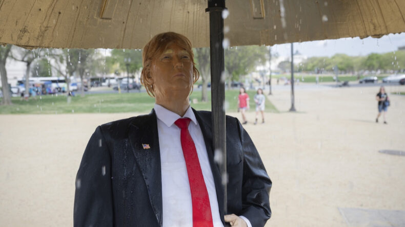 Trump'la dalga ge&ccedil;en heykel parka yerleştirildi