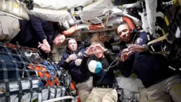 Trump'tan Ay'a giden ekibe telefon