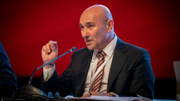 Tun&ccedil; Soyer: Sis perdesinin dağılmasını bekliyorum