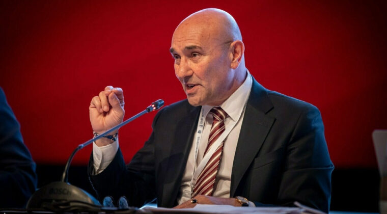 Tun&ccedil; Soyer: Sis perdesinin dağılmasını bekliyorum