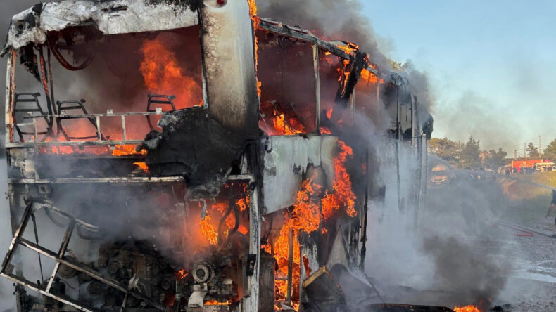 Tur otob&uuml;s&uuml; alev topuna d&ouml;nd&uuml;, yolcular son anda kurtuldu