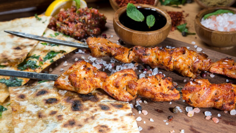 Turisti B&ouml;yle Dolandırdılar: 91 Bin TL'ye Şiş Kebabı Satıldı