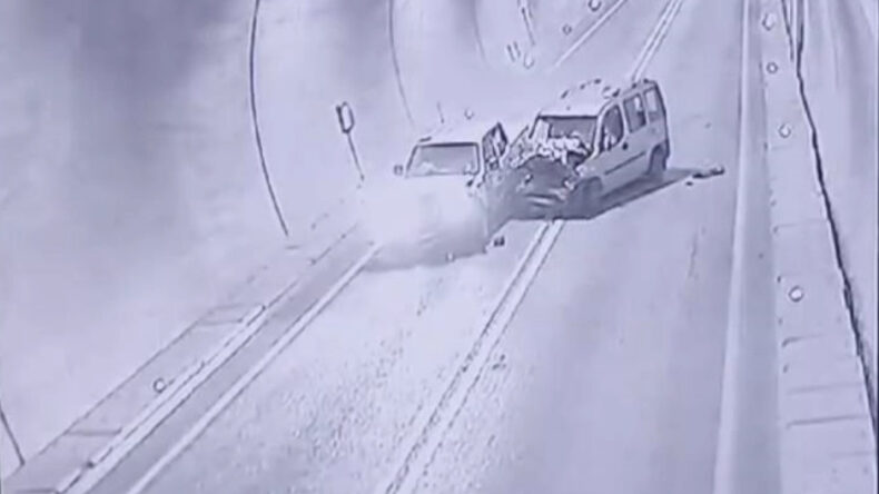 T&uuml;nelde kamyonetler &ccedil;arpıştı: 7 yaralı