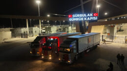 T&uuml;rkiye'den tıbbi malzeme taşıyan 3 yardım tırı İran'a ge&ccedil;ti