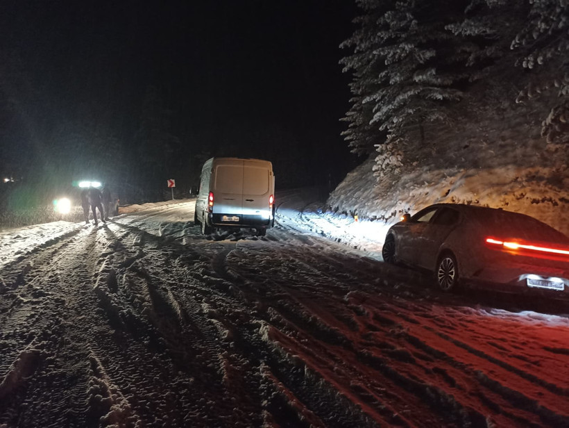Kastamonu'da kar yağışı nedeniyle yolda kalan araçlar.