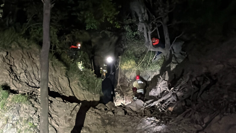 U&ccedil;uruma D&uuml;şen Kişiyi Kurtarmaya &Ccedil;alışan İki Kişi Mahsur Kaldı