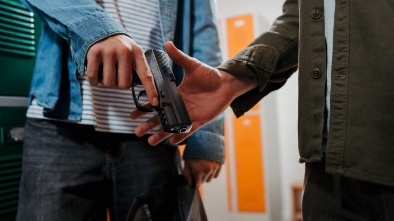 &Uuml;&ccedil; Ayda 25 Bin Silah Yakalandı