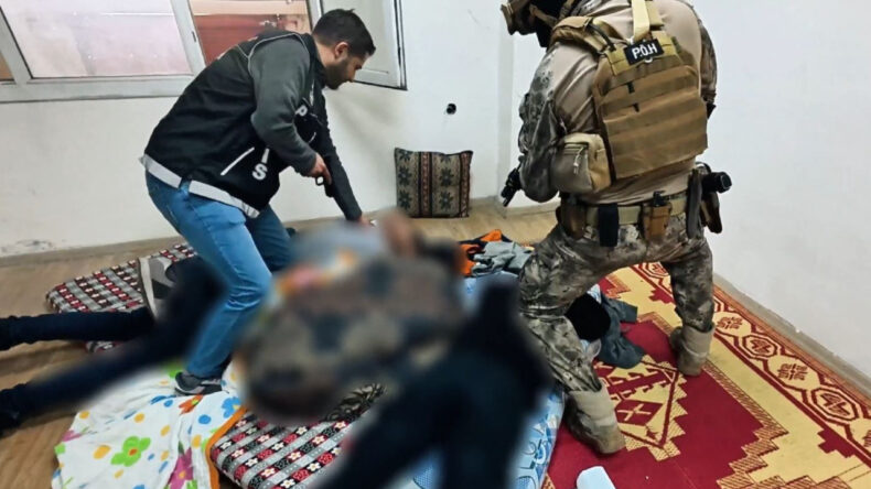 &Uuml;&ccedil; g&uuml;nde iki ton uyuşturucu yakalandı