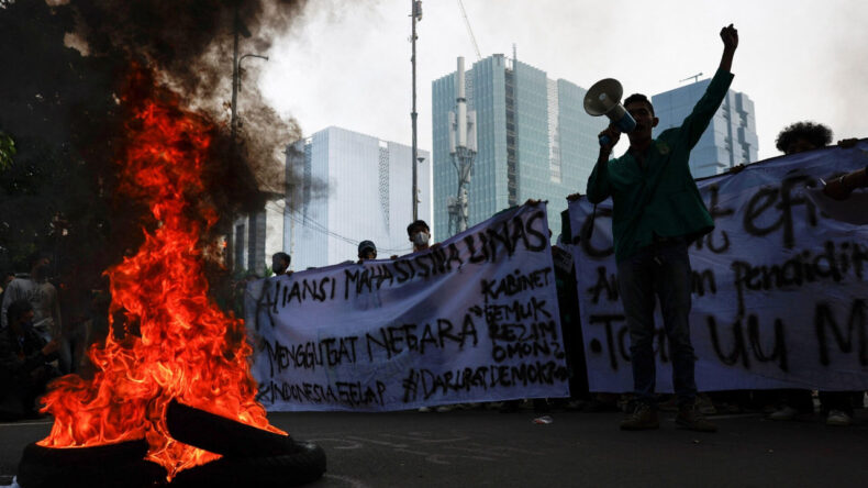 &Uuml;lke isyanda: Ekonomik kriz y&uuml;z&uuml;nden bakan maaşları kesilebilir