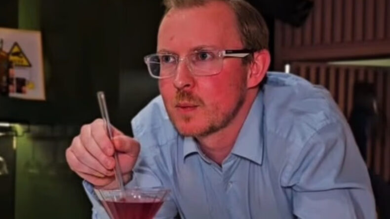 Ülkenin ilk alkolsüz barının müdürü, alkol sınırını aşıp ortalığı birbirine kattı