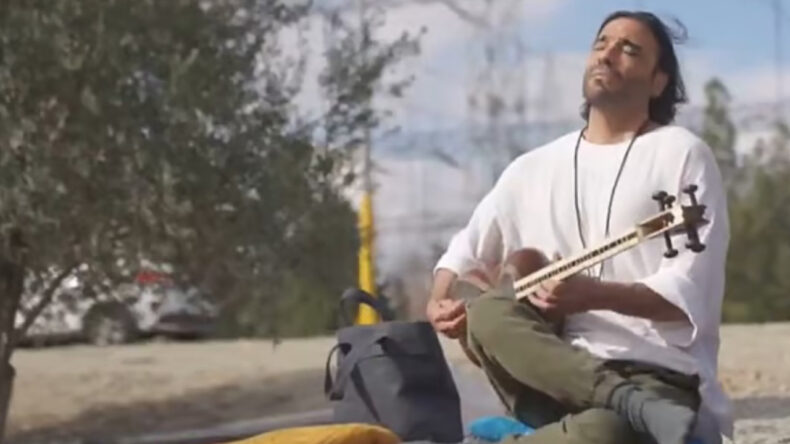 Ünlü sanatçı, Trump'ın tehdit ettiği elektrik santralinin önüne kamp kurdu